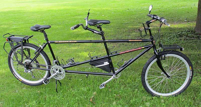 Bánh xe là một phần không thể thiếu của xe đạp đôi